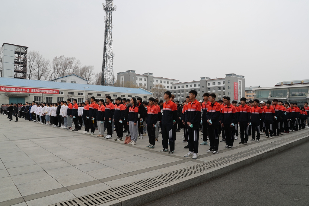 牡丹江技师学院隆重举行学好党史技能报国主题教育升旗仪式