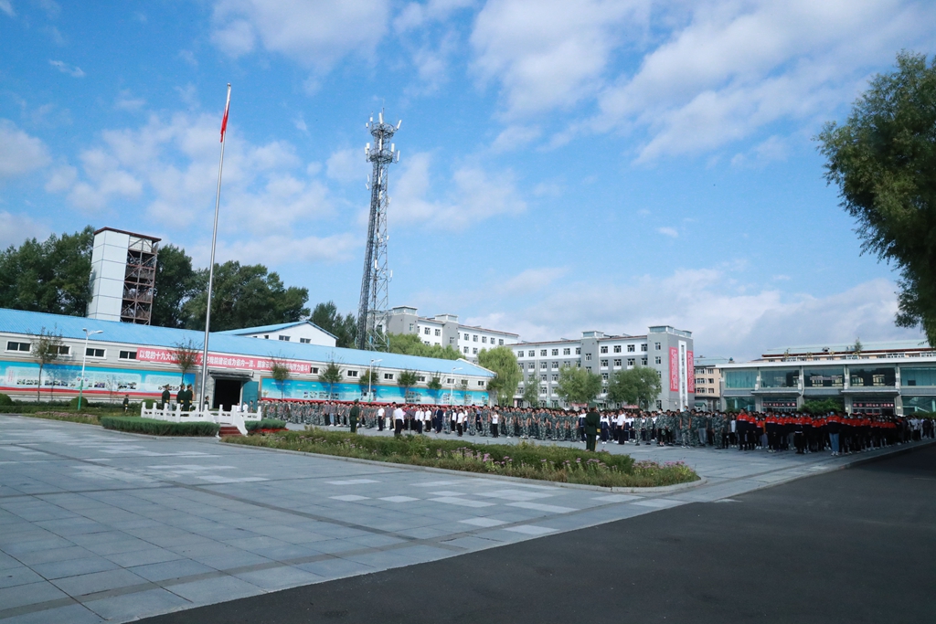 思想引领牡丹江技师学院举行学好党史跟党走红色基因代代传主题升旗